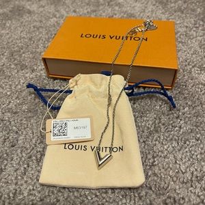 ⭐️SOLD⭐️ Louis Vuitton Silver Essential Necklace